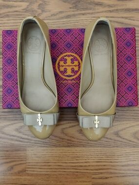 Tory Burch Tan Patent Leather Bow-Trim Heels with Logo Charm